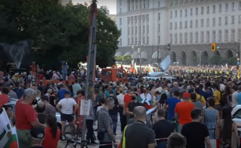 Бугарска влада подноси оставку због протеста?! (Видео)