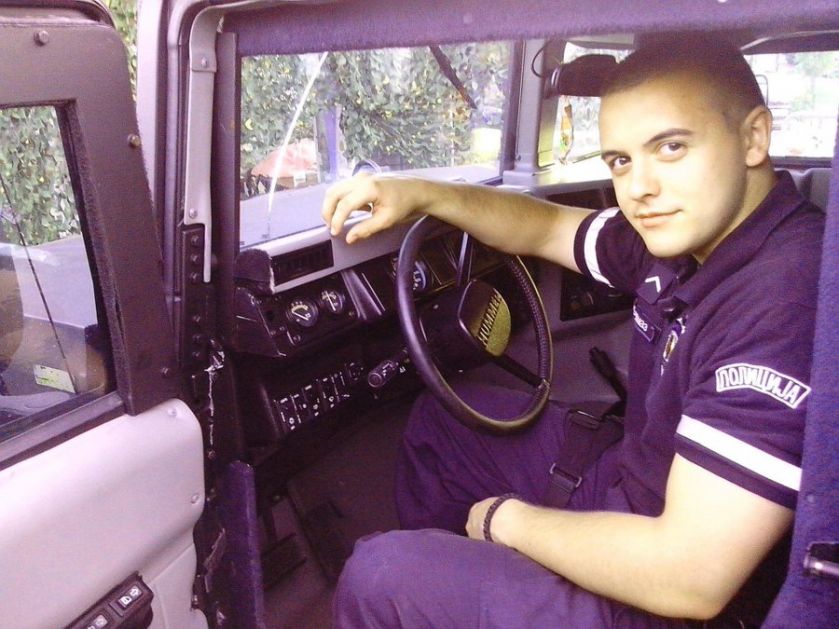 СНС херој – полицајац батинаш аутистичног дечака, рекетирао по Новом Саду
