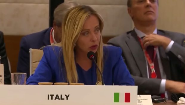 Мелони: Италија више не жели да прима мигранте које су спасле стране НВО