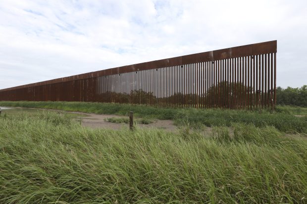 Бајден на удару критика због наставка изградње зида на граници са Мексиком
