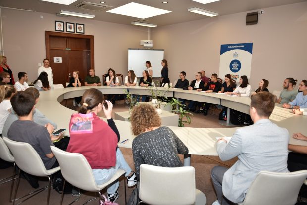 У оквиру „Дечије недеље“ у Скупштини АП Војводине одржана ученичка дебата