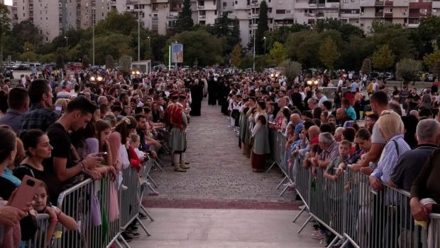 Десетине хиљада верника дочекало српског патријарха у Подгорици