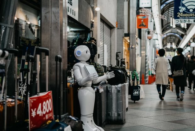 Старије Јапанце забављају роботи