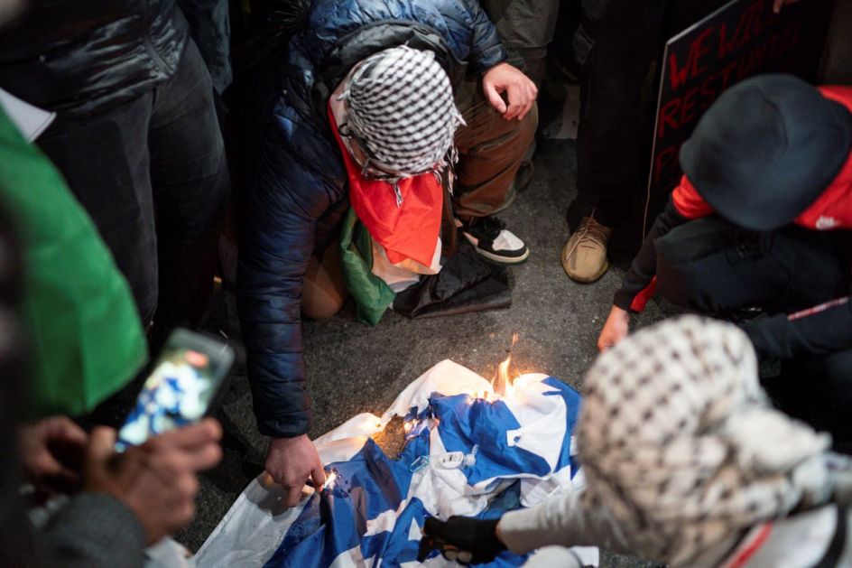 Њујорк: Палестинске присталице запалиле израелску заставу