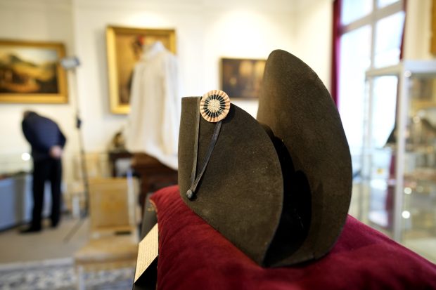 Наполеонов шешир продат за скоро два милиона евра на аукцији у Паризу