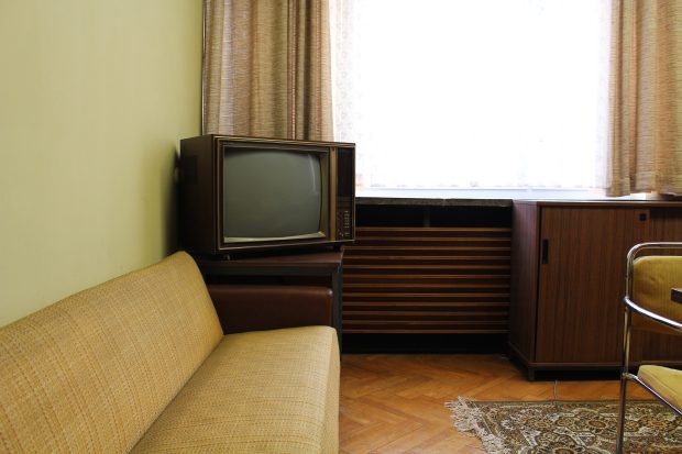 АНКЕТА: Колико ви гледате телевизију? ТВ у Европи популарнији него у САД, публика претежно старије генерације