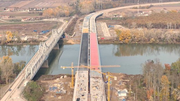 Асфалтирање моста преко Саве на аутопуту Кузмин-Сремска Рача (ВИДЕО)