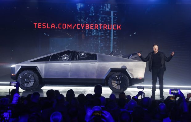 Компанија Тесла представила ново возило Сајбертрак у три верзије