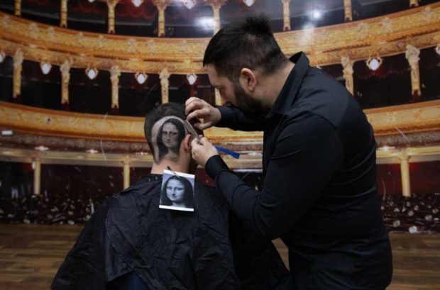 Новосадски фризер направио пометњу у Лувру: Погледајте шта је урадио испред славног портрета Мона Лизе