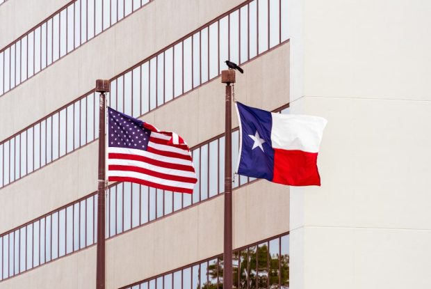 Гувернер Тексаса потписао закон о мигрантима који илегално прелазе границу