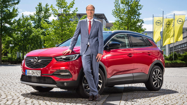 08.10.2019 ::: Nagrada MANBEST 2019 dodeljena izvršnom direktoru Opela Mihaelu Lohšeleru od strane AUTOBEST žirija 