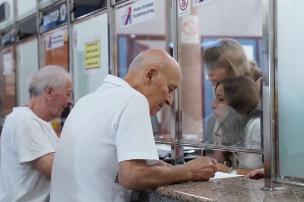 Пензионерима са најмањом пензијом биће умањени рачуни за струју за 1.000 дин