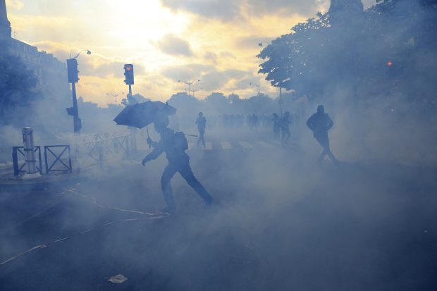 Француска: Током протеста 1. маја ухапшена 291 особа, повређено108 полицајаца