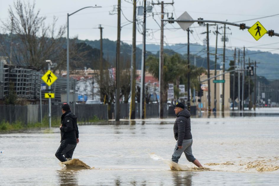 Калифорнија: Због поплава и изливања реке евакуисано више од 1.500 људи