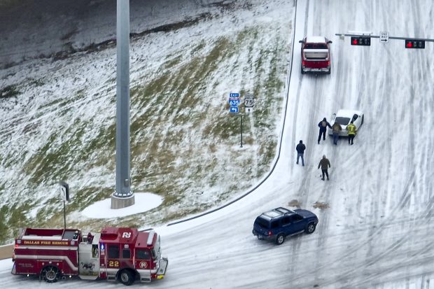 Две особе погинуле због ледене олује у Тексасу, отказано више од 1.700 летова