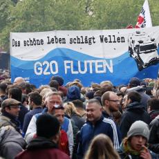 10.000 LJUDI NA NOGAMA u Berlinu, skupovi demonstranata prerasli u NASILJE i TUČU s policijom! (FOTO)