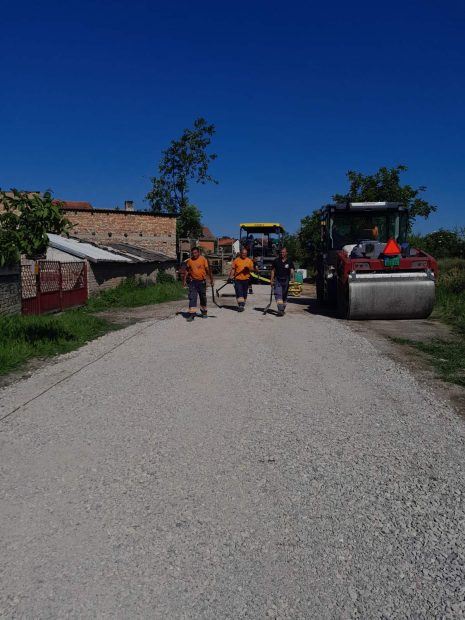 Ради се и суботом: Радници „Пута“ изводе радове на 10 локација, нов асфалт код Спортског центра у Футогу и улици Алексе Ненадовића