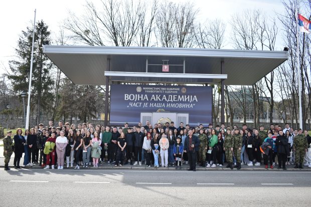 Више од 100 ученика из Петровца на Млави посетило Војну академију