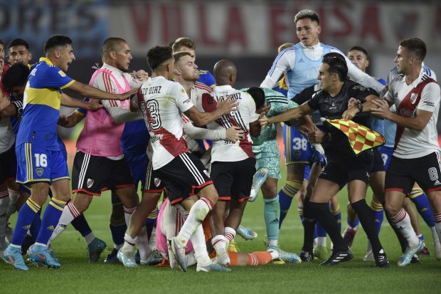Хистерија у Аргентини: Ривер и Бока играли 104 минута – шест црвених картона и невероватан крај!