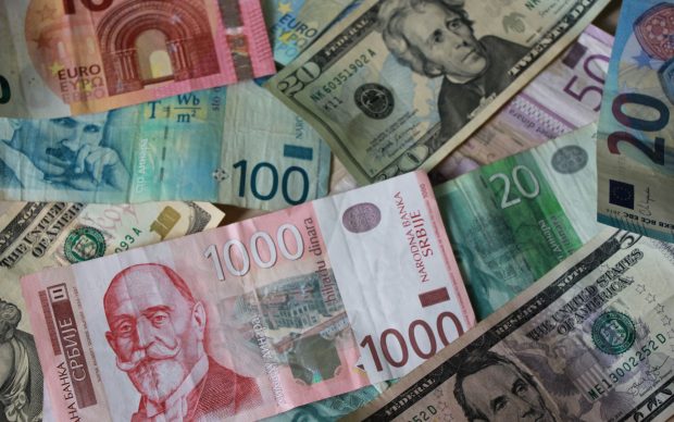 Средњи курс динара за евро износи данас 117,1672, за долар 108,8207 динара