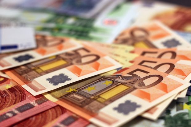 Средњи курс евра у понедељак 117,2320 динара