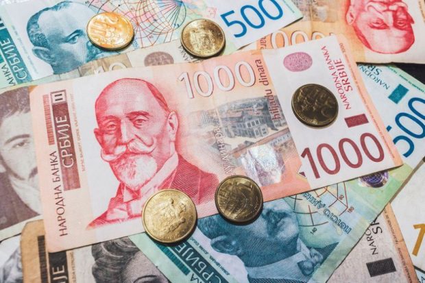 Средњи курс динара према евру данас 117,2331, према долару 106,2471