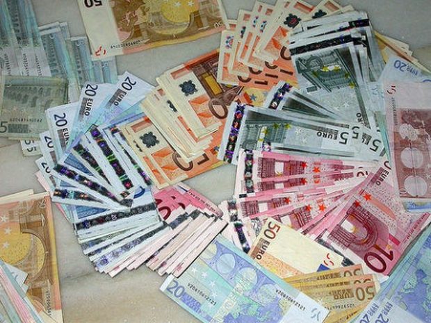 Курс динара према евру у понедељак 117,2804