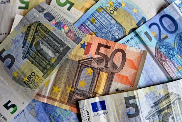Средњи курс динара за евро данас 117,3598 динара, за долар 100,9286 динара