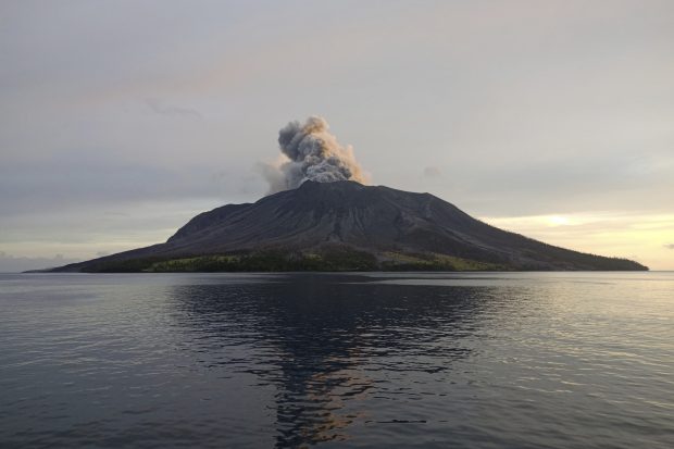 Индонезија: Ерупција вулкана Руанг, евакуисано преко 12.000 људи