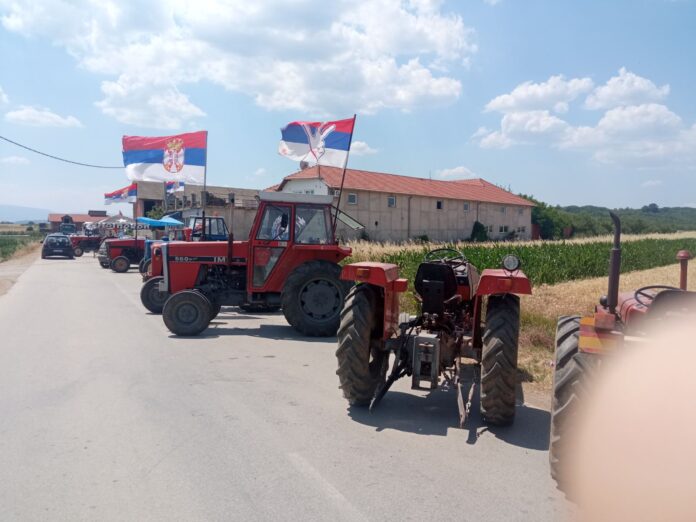 12 dana meštani Donjeg Brijana blokiraju regionalni put – neki bunari presušili, u drugima crvena voda