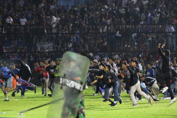 Најмање 129 људи погинуло у стампеду на стадиону у Индонезији