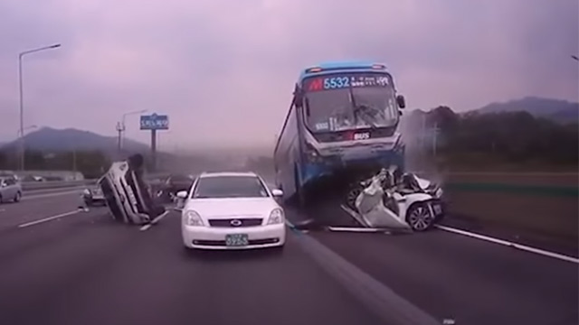 13.07.2017 ::: Stravična nesreća - autobus je ostao bez kočnica i lomio sve pred sobom (VIDEO)