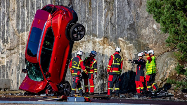 15.11.2020 ::: Volvo bacao automobila sa 30 metara visine - realni testovi za povećanje bezbednosti putnika (VIDEO)