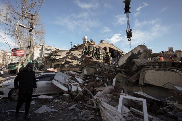 Турска: Најмање 150.000 људи остало без дома, срушено 6.000 зграда