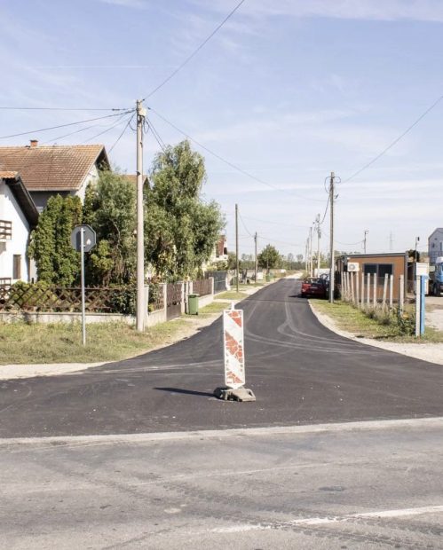 У Руменци нови асфалтни коловоз добило 16 улица након зиме, наставља се са одржавањем путне инфраструктуре (ФОТО)