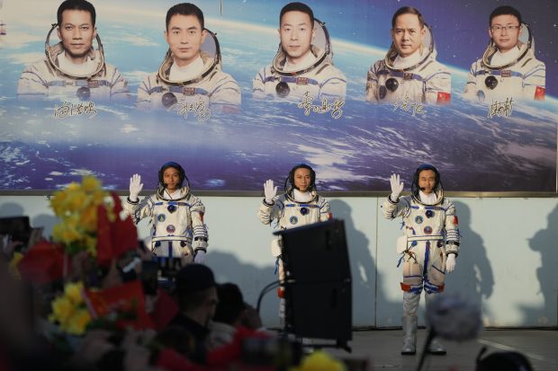 Кина лансирала свемирски брод Шенџоу-17