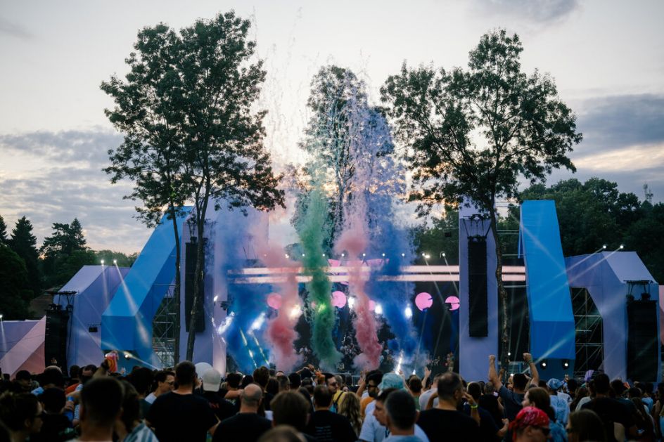18. izdanje Lovefesta zvanično počelo: Beefeater H2O Stage otvorio festival, večeras spektakl na Fire Stage-u uz najtvrđi zvuk u istoriji festivala!