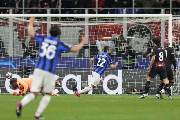 Фудбалери Интера победили Милан 2:0 у првом мечу полуфинала Лиге шампиона
