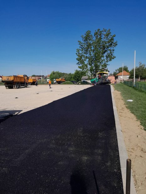 Деца, спортисти и рекреативци у Руменки ускоро добијају ново игралиште, почело асфалтирање површине од 2.000 квадрата