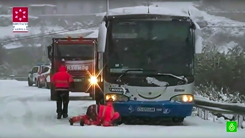 2.000 ljudi zarobljeno u automobilima na zavejanim putevima: Sneg izazvao havariju u Španiji (VIDEO)