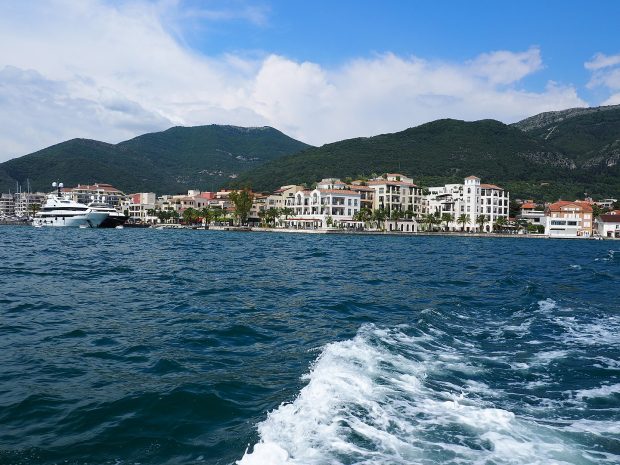 Различите цене плажног мобилијара на црногорском приморју, од 20 до 180 евра