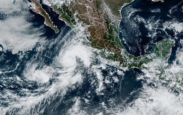 Ураган Орлен у Мексику достигао брзину од 215 километара на сат