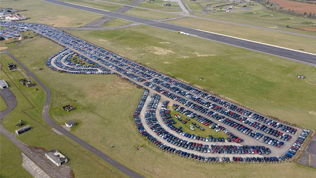 23.05.2020 ::: U Britaniji od aerodroma napravljeno skladište novih automobila - nema ko da ih kupi, a nema ko ni da ih proda (FOTO)