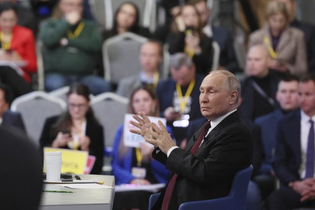 Путин: Удео евра и долара у међународним плаћањима Русије пао на 24 одсто