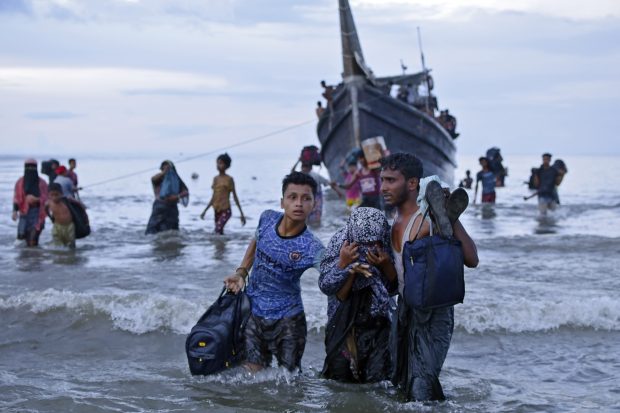 Око 240 Рохинџа избеглица код обала Индонезије, мештани им не дају да пристану (ФОТО)