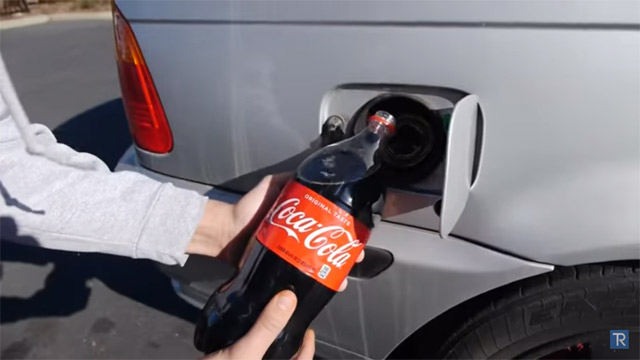 25.12.2017 ::: Šta se dešava, kada u rezervoar umesto benzina naspemo Coca-Colu (VIDEO)