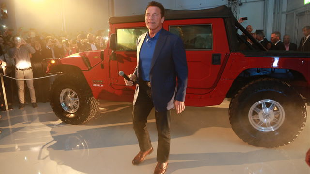 26.09.2017 ::: Arnold Schwarzenegger ima novi auto - prvi potpuno električni Hummer H1