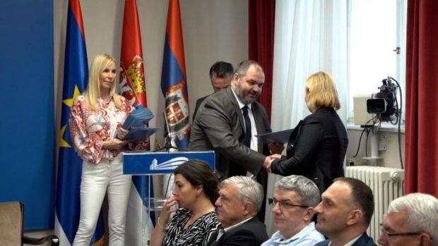 Бесповратна средства за уређење атарских путева добило 26 локалних самоуправа из Војводине