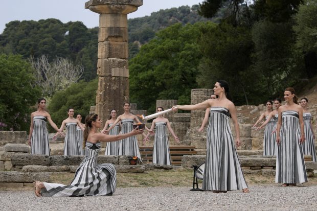 У древној Олимпији упаљен олимпијски пламен, до 26. априла биће у Грчкој
