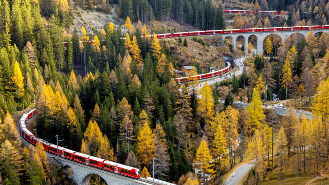 30.10.2022 ::: Oboren je svetski rekord! Švajcarci provozali najduži putnički voz na svetu, dugačak je skoro 2 kilometra (FOTO)